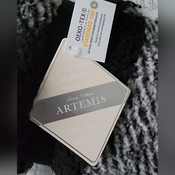 NWT! Artemis Luxury Edition Sherpa Throw - Picture 4 of 5